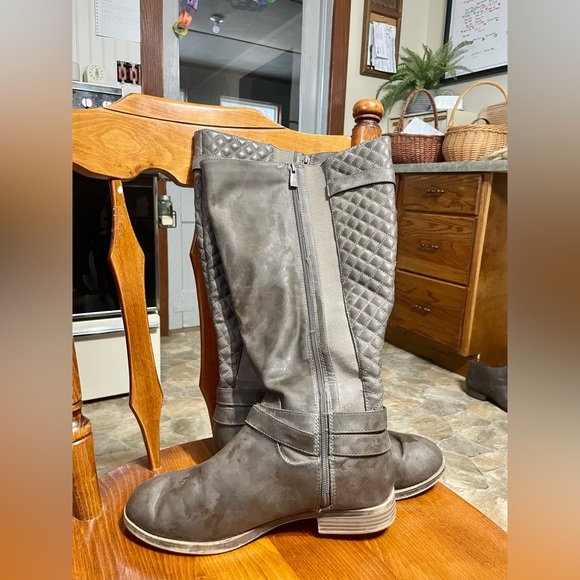 Tall boots - Picture 2 of 2